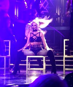 Britney Spears Performing Live – November 2016