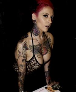 Jessie Lee Has Your Attention. Her Art Enchants You