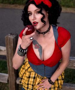 Punk Snow White By Captive Cosplay – Ready To Serve Up Some Warm Pie