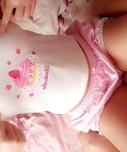 Super cute school teen likes webcam her pink cake pussy to u