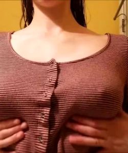 Teen Reveal Beautiful Tits